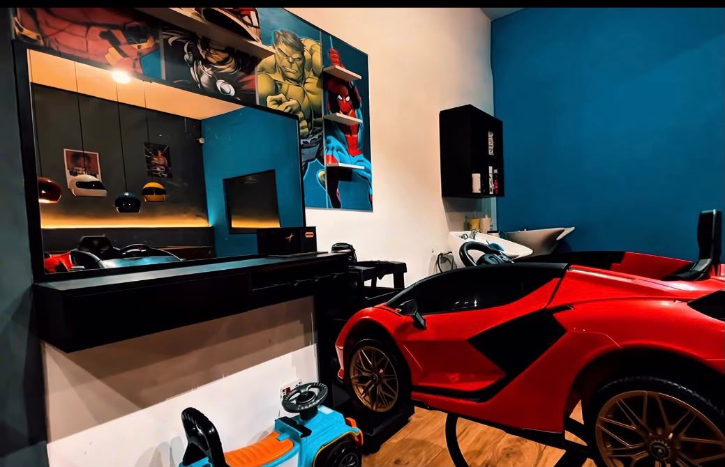Área Kids da Barber House com cadeira infantil em formato de carro