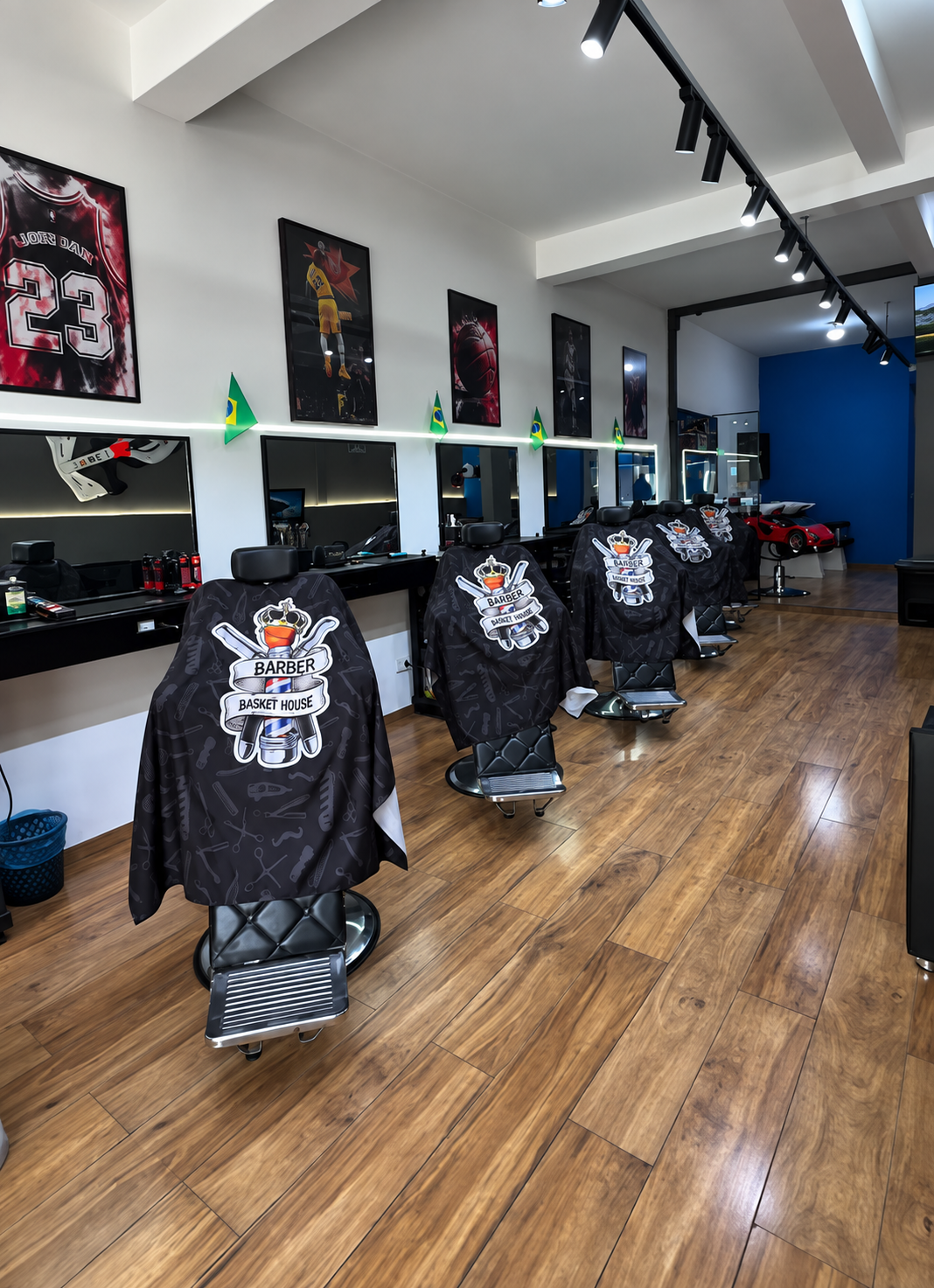 Interior da Barber House com cadeiras e estações de atendimento